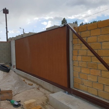 Роликовые откатные ворота въездные 2100x1600