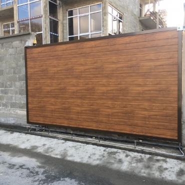 Откатные раздвижные ворота с отделкой под дерево 3400x2400