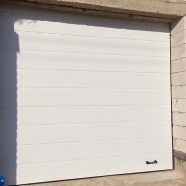 Ворота ручные секционные в частный дом 2000x2000